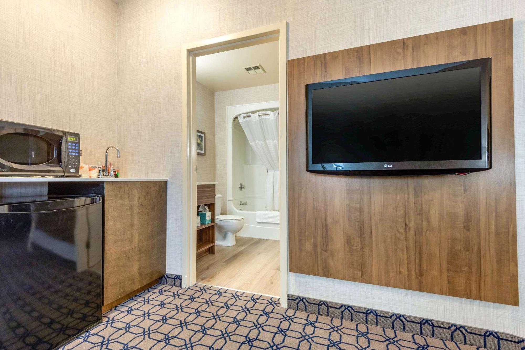 Quality Suites Whitby Exterior photo