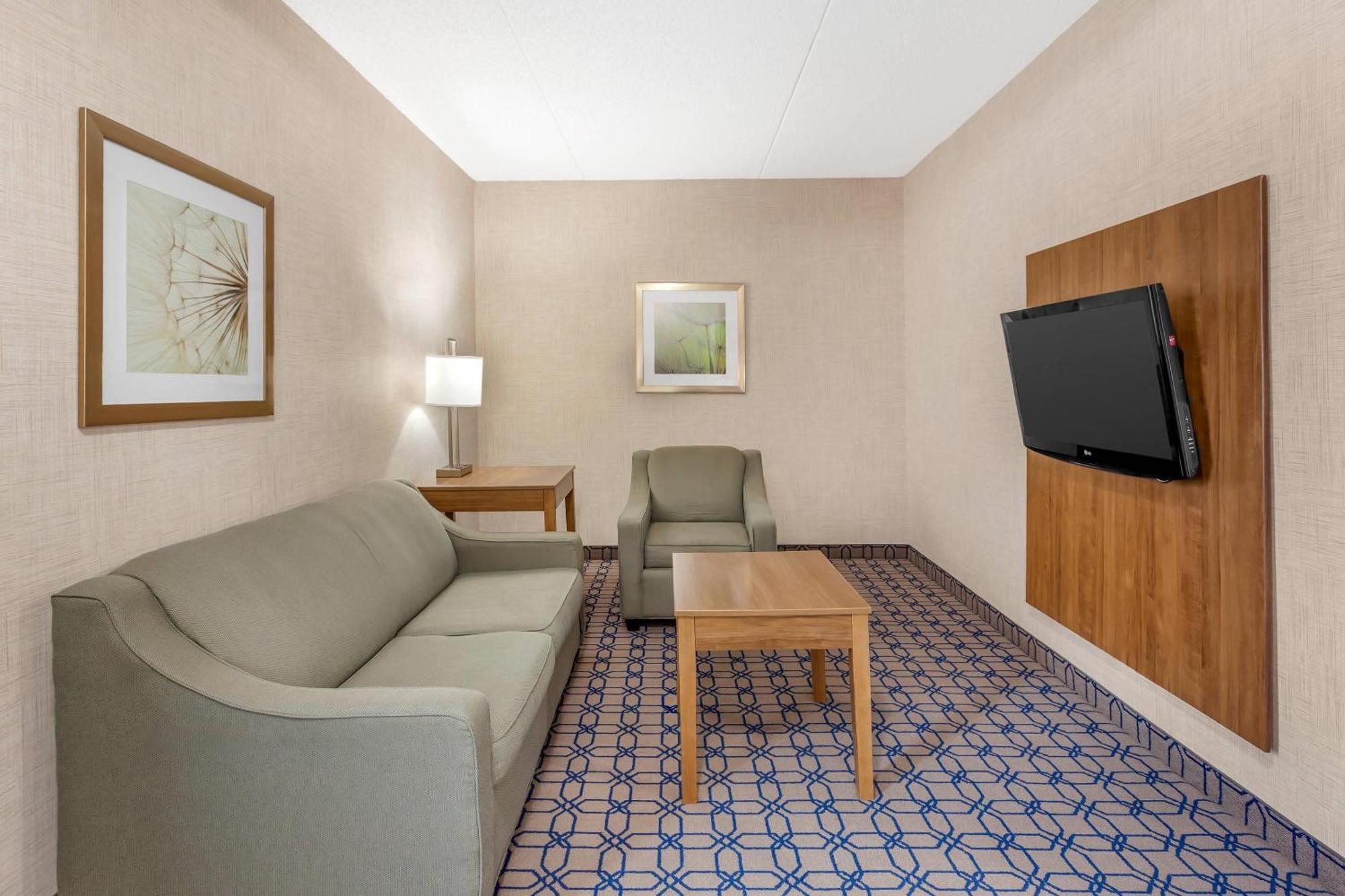 Quality Suites Whitby Exterior photo