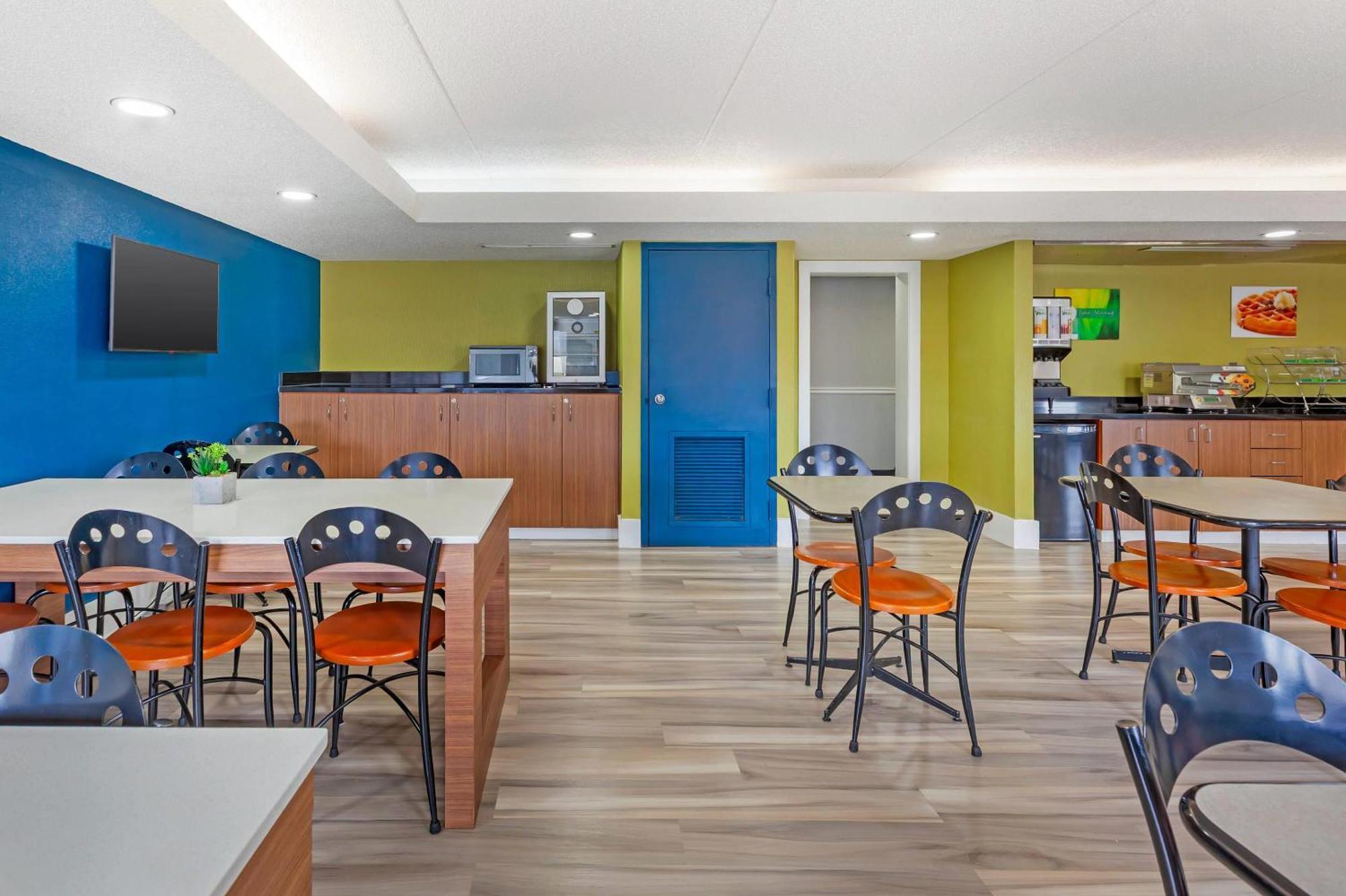 Quality Suites Whitby Exterior photo
