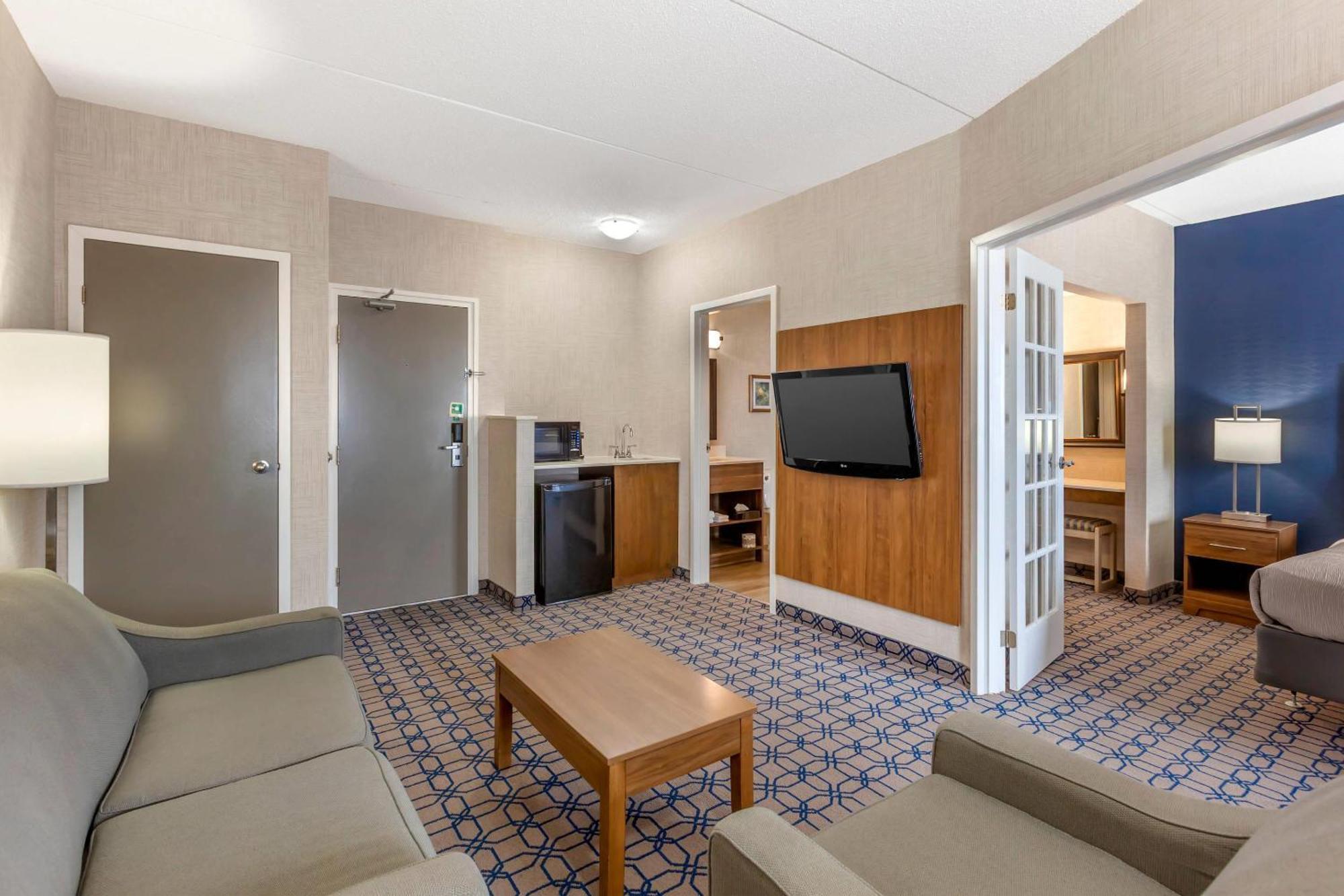 Quality Suites Whitby Exterior photo